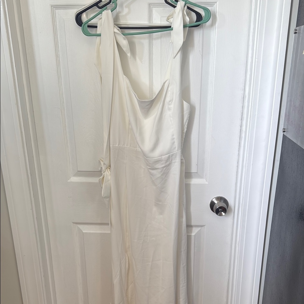 Elegant White Sleeveless Dress